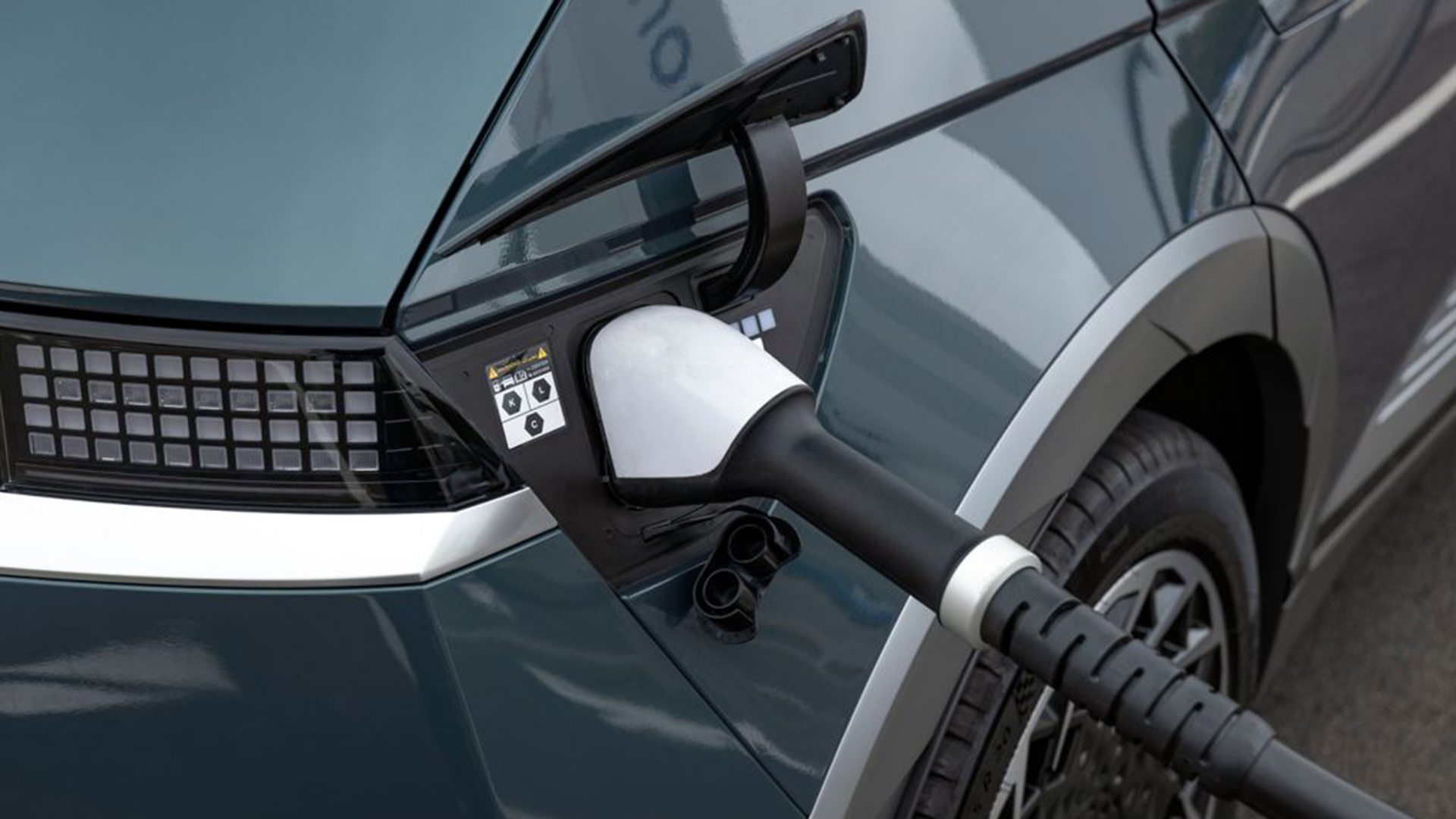 Will fully charging your electric car damage its battery?